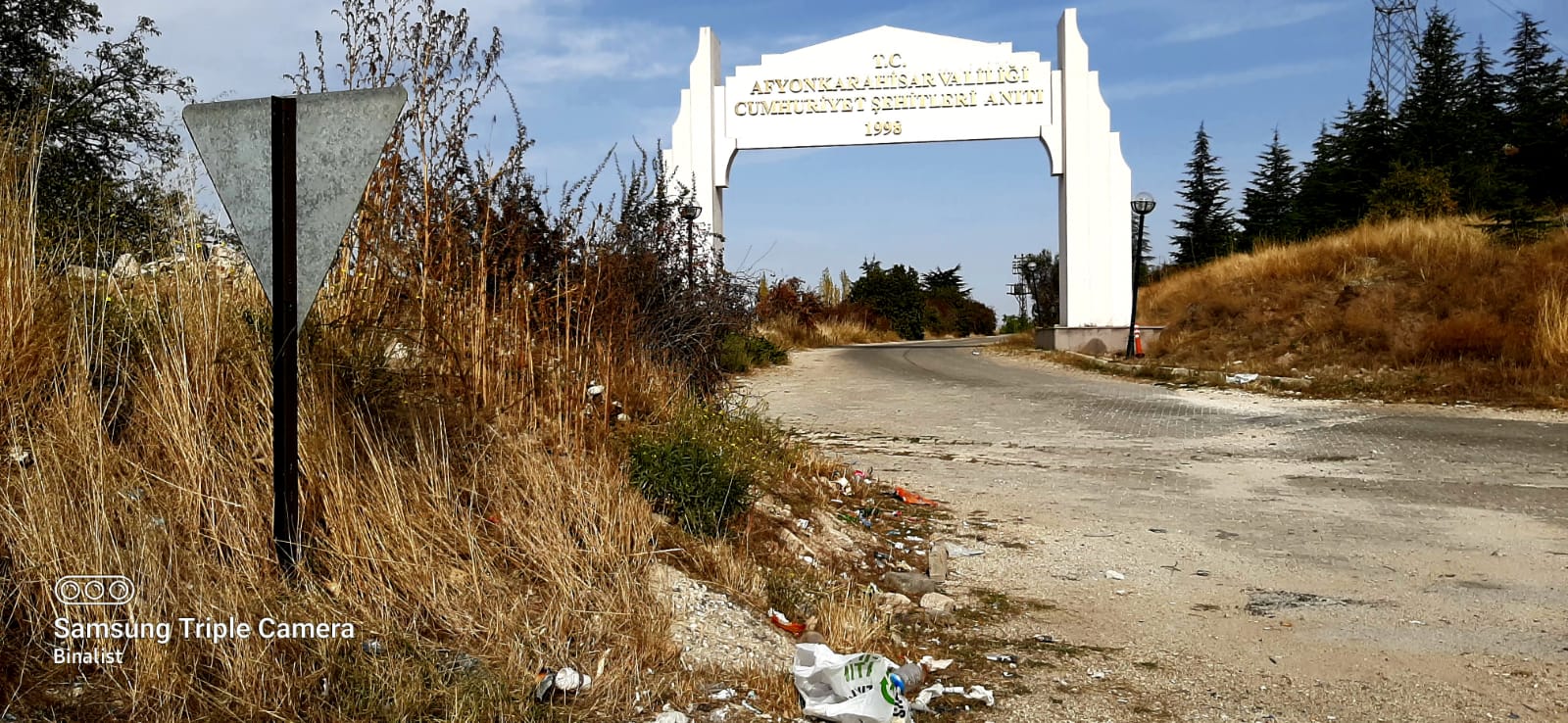 Cumhuriyetimizin 100. yılında Cumhuriyet Şehitliği'ne gösterilen ilgisizlik ve saygısızlık vatandaşların tepkisine neden oldu